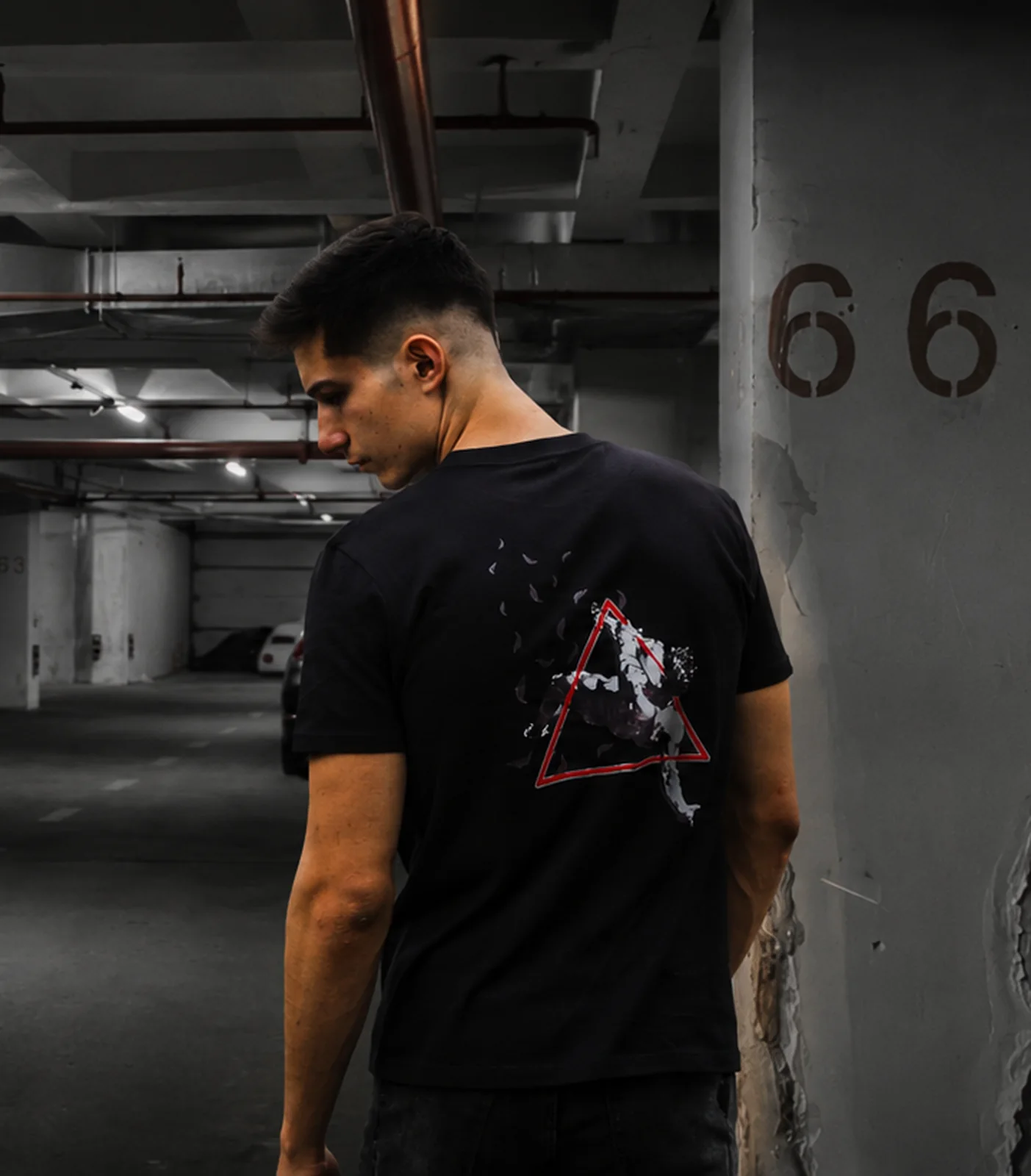 Modelo usando una playera exclusiva Bils