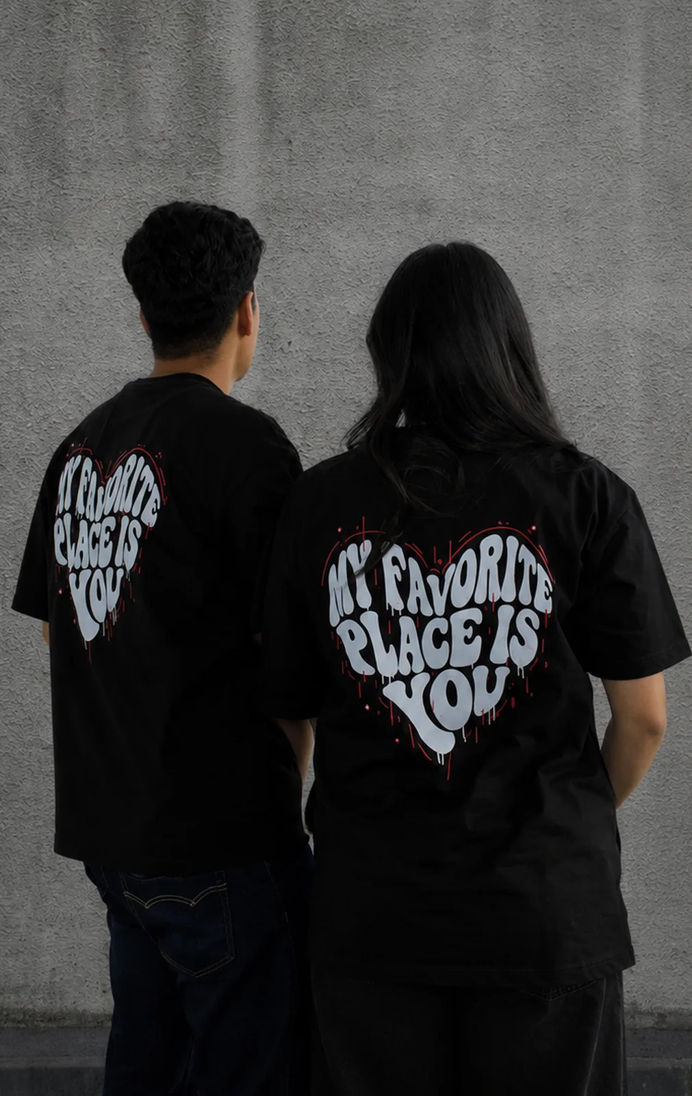 Dos personas usando playeras personalizadas Bils
